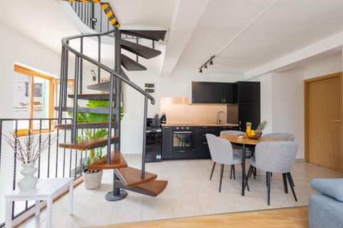Kitchen or kitchenette, Seating area