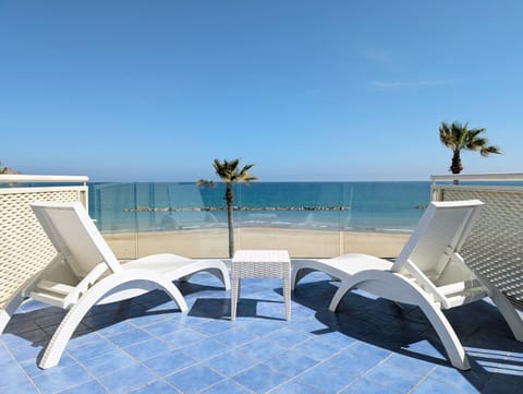 Day, Natural landscape, View (from property/room), Balcony/Terrace, Balcony/Terrace, Seating area, Beach, Sea view, sunbed