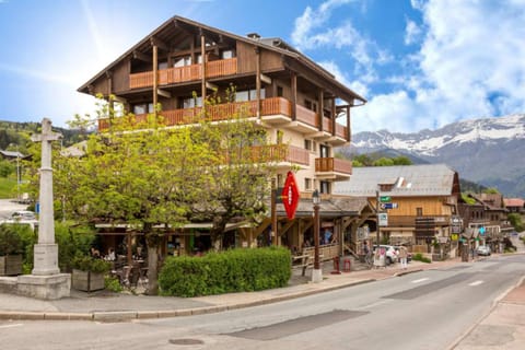 Property building, Nearby landmark, Spring, Day, Neighbourhood, Natural landscape, City view, Mountain view, Street view, Location