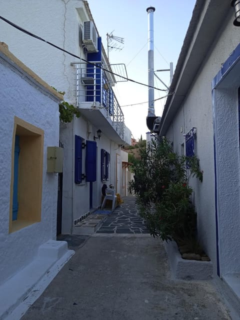 Property building, Facade/entrance, Day, Neighbourhood, Street view