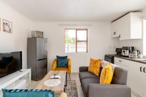 TV and multimedia, Coffee/tea facilities, Kitchen or kitchenette, Living room, Seating area, Dining area, oven, stove