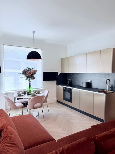 Kitchen or kitchenette, Living room, Seating area, Dining area