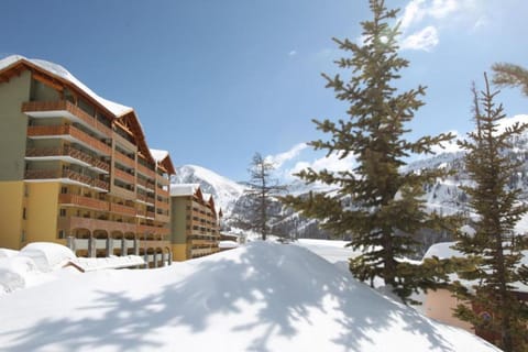 Property building, Nearby landmark, Day, Natural landscape, Winter, Mountain view