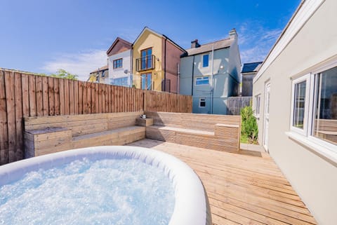 Property building, Day, Natural landscape, Hot Tub, Pool view, Swimming pool