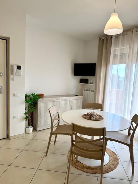 TV and multimedia, Kitchen or kitchenette, Living room, Seating area, Dining area