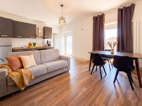 Kitchen or kitchenette, Living room, Seating area, Dining area, pet friendly, stove