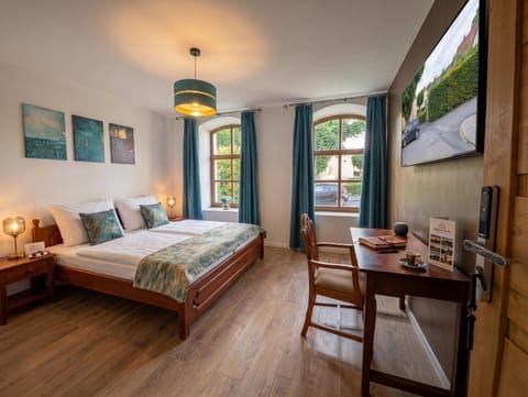 Bed, TV and multimedia, Photo of the whole room, Bedroom