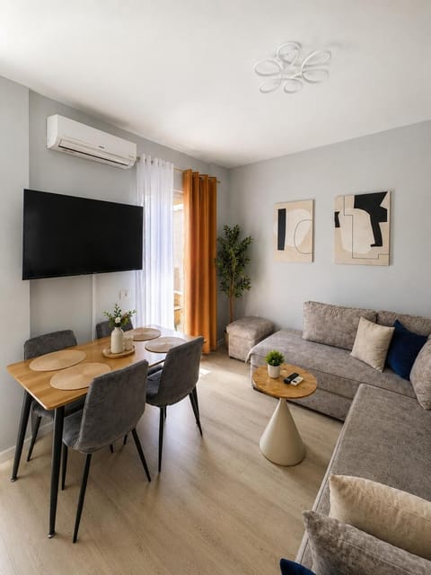 Communal lounge/ TV room, TV and multimedia, Living room, Seating area, Dining area, Evening entertainment, air conditioner