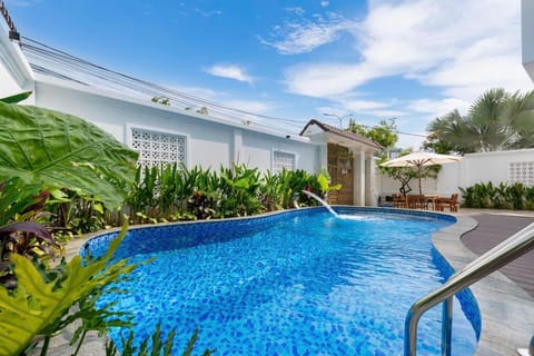 Property building, Day, Garden, Garden view, Pool view, Swimming pool, sunbed