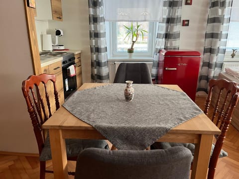 Kitchen or kitchenette, Dining area, oven, toaster
