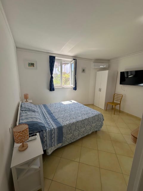 Bed, TV and multimedia, Photo of the whole room, Bedroom, towels