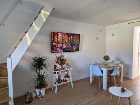 Living room, Decorative detail, Dining area