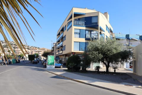 Property building, Facade/entrance, Off site