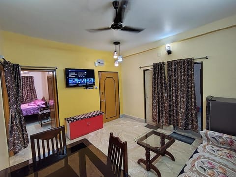 Communal lounge/ TV room, TV and multimedia, Living room, Photo of the whole room, Dining area, Evening entertainment