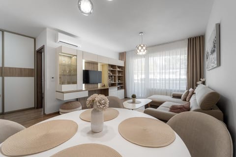 TV and multimedia, Living room, Seating area, Dining area