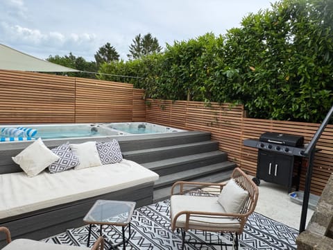 Patio, Garden, Hot Tub, Balcony/Terrace, Pool view, Swimming pool, sunbed