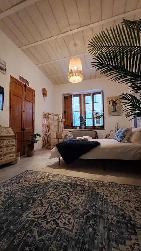 Bed, Photo of the whole room, Seating area, Bedroom