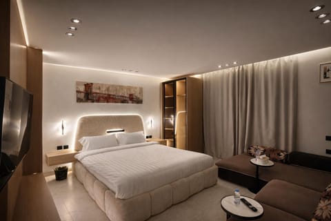 Bed, TV and multimedia, Photo of the whole room, Seating area, Bedroom
