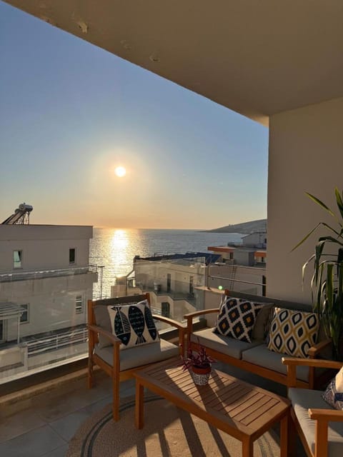 Patio, Natural landscape, View (from property/room), Balcony/Terrace, Living room, Seating area, Sea view