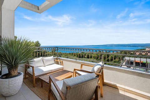 View (from property/room), Balcony/Terrace, Seating area, Sea view