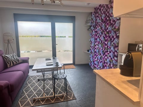 Coffee/tea facilities, Kitchen or kitchenette, Living room, Seating area, Dining area