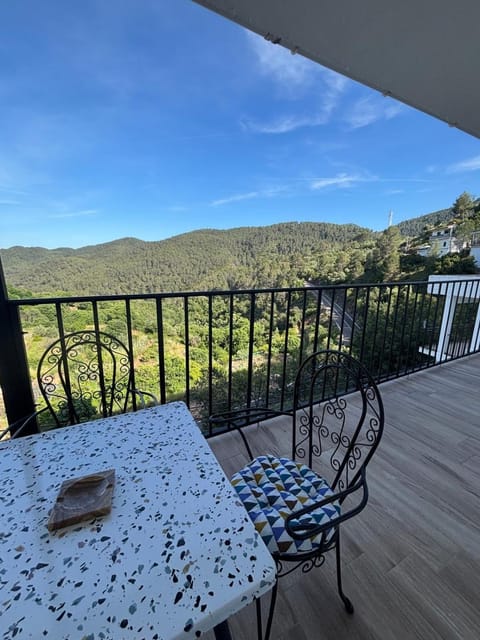 Balcony/Terrace, Mountain view