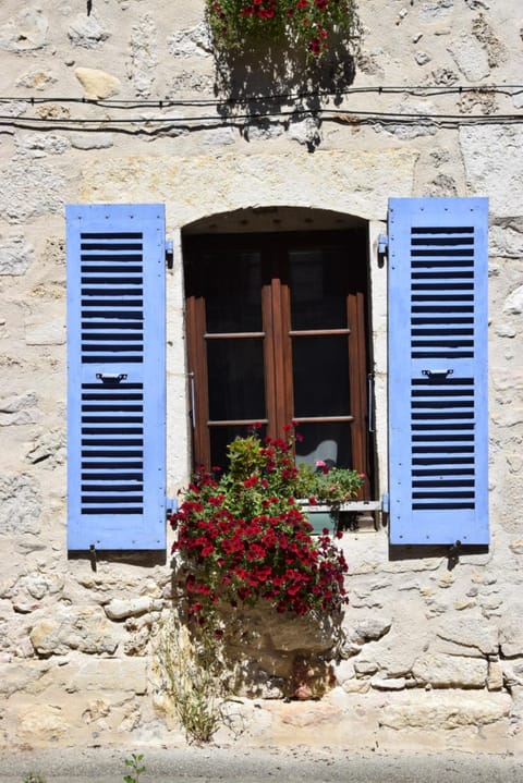 Property building, Facade/entrance, Day