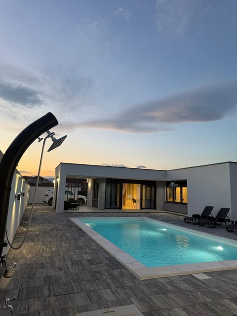 Property building, Pool view, Swimming pool, sunbed