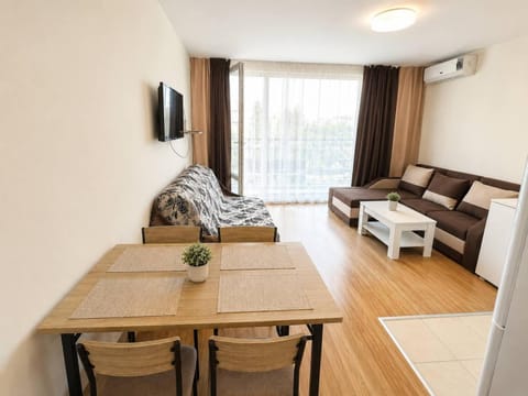 Communal lounge/ TV room, TV and multimedia, Living room, Seating area, Dining area, air conditioner