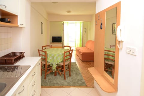TV and multimedia, Living room, Seating area, air conditioner