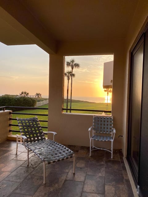 Patio, Day, View (from property/room), Balcony/Terrace, Seating area, Dining area, Sea view, Sunrise