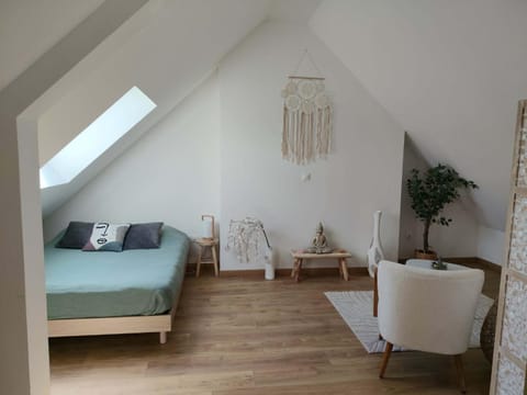 Bed, Photo of the whole room, Seating area, Bedroom, towels
