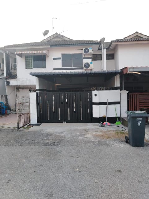 Property building, Day, Neighbourhood, Street view, Parking