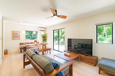 TV and multimedia, Living room, Seating area, Dining area