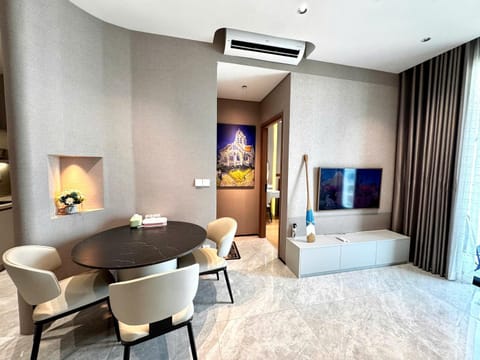 TV and multimedia, Living room, Photo of the whole room, Seating area, Dining area, air conditioner