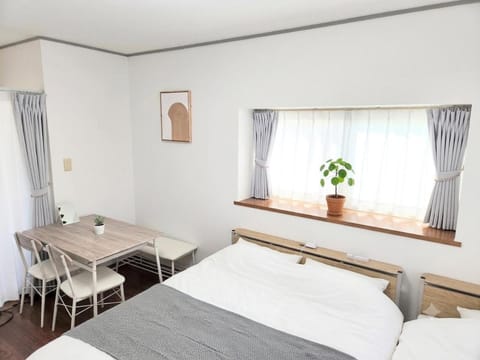 Bed, Dining area