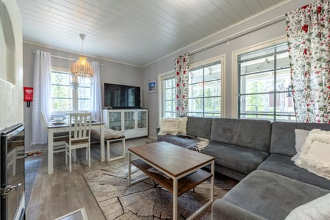 TV and multimedia, Living room, Seating area, Dining area