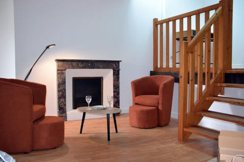 Living room, Seating area