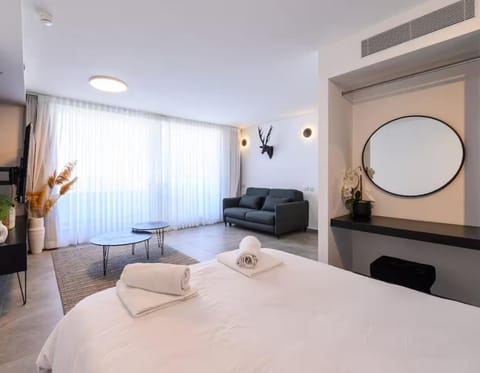 Bed, Living room, Photo of the whole room, Seating area, Bedroom, towels