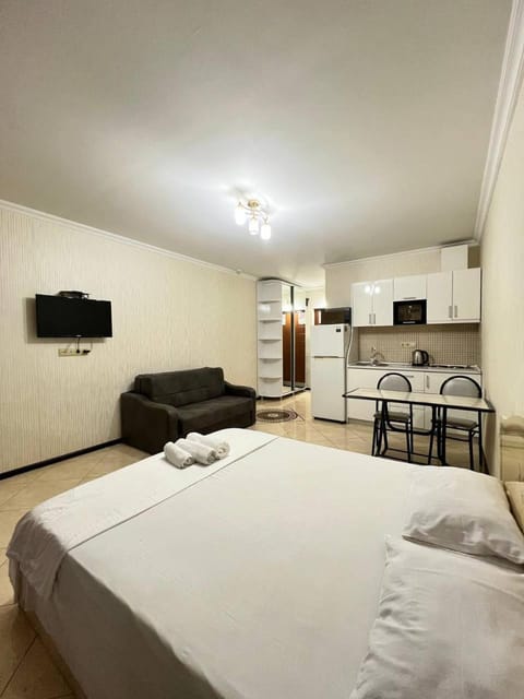 Bed, TV and multimedia, Photo of the whole room, Seating area, Bedroom