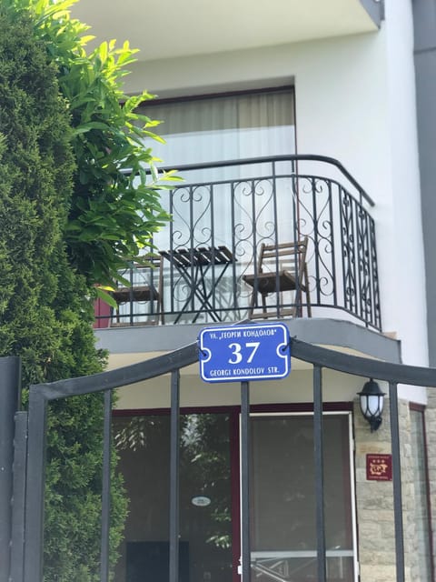 Facade/entrance