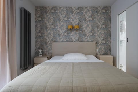 Bed, Seating area
