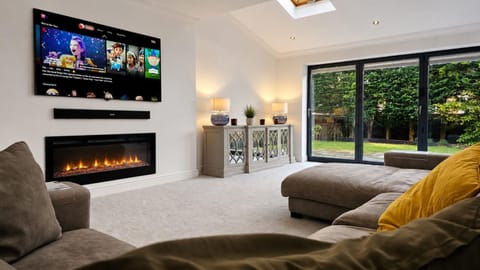 TV and multimedia, Living room, Seating area, Evening entertainment