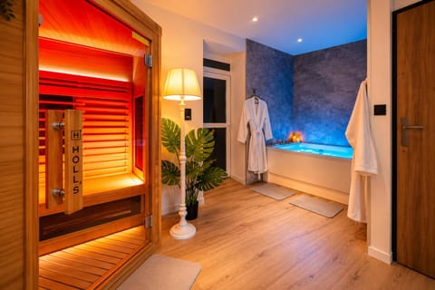 Hot Tub, Sauna