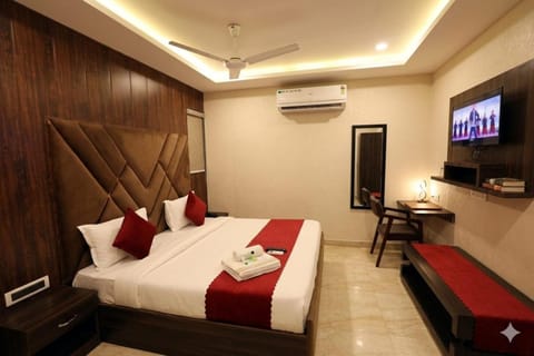 Bed, TV and multimedia, Photo of the whole room, Seating area, Bedroom, towels, wardrobe, air conditioner