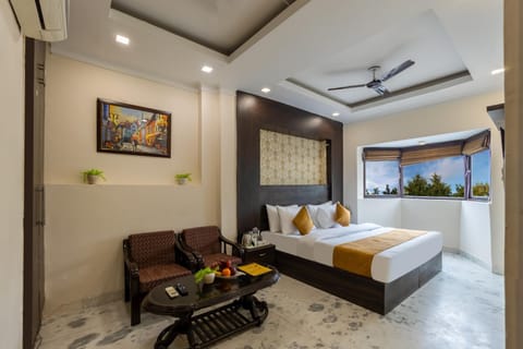 Bed, Photo of the whole room, Seating area, Bedroom