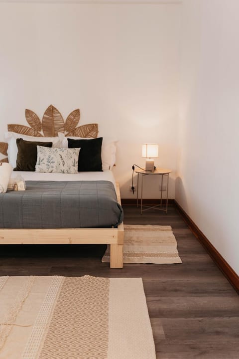 Bed, Photo of the whole room, Seating area, Bedroom, towels