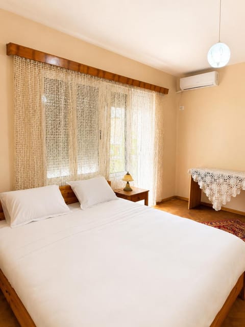 Bed, Bedroom, air conditioner