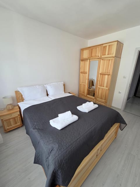 Photo of the whole room, towels