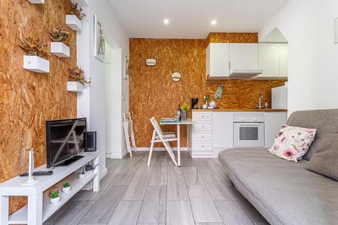Kitchen or kitchenette, Living room, Seating area, Dining area, oven